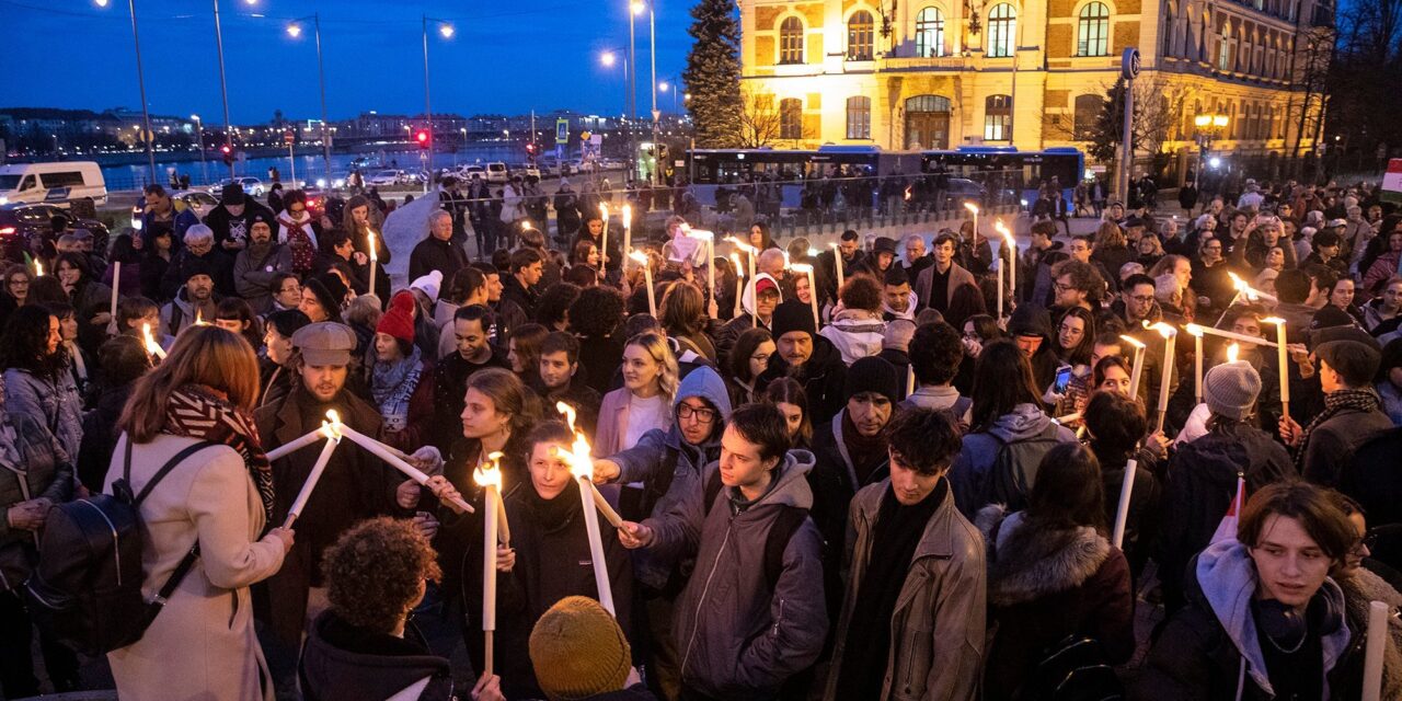 Fáklyás felvonulással követelték a pedofilbotrány bűnöseinek megnevezését