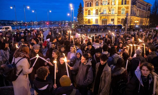 Fáklyás felvonulással követelték a pedofilbotrány bűnöseinek megnevezését