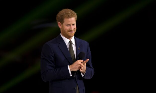 Harry herceg hazautazott az USA-ból, hogy meglátogassa a rákbeteg III. Károly királyt