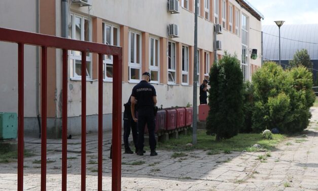 Baltával ment iskolába egy ópazovai diáklány