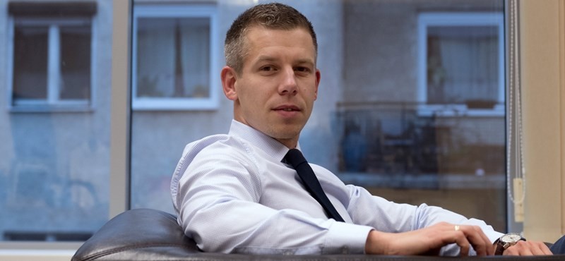 Magyar Péter beül az Európai Parlamentbe