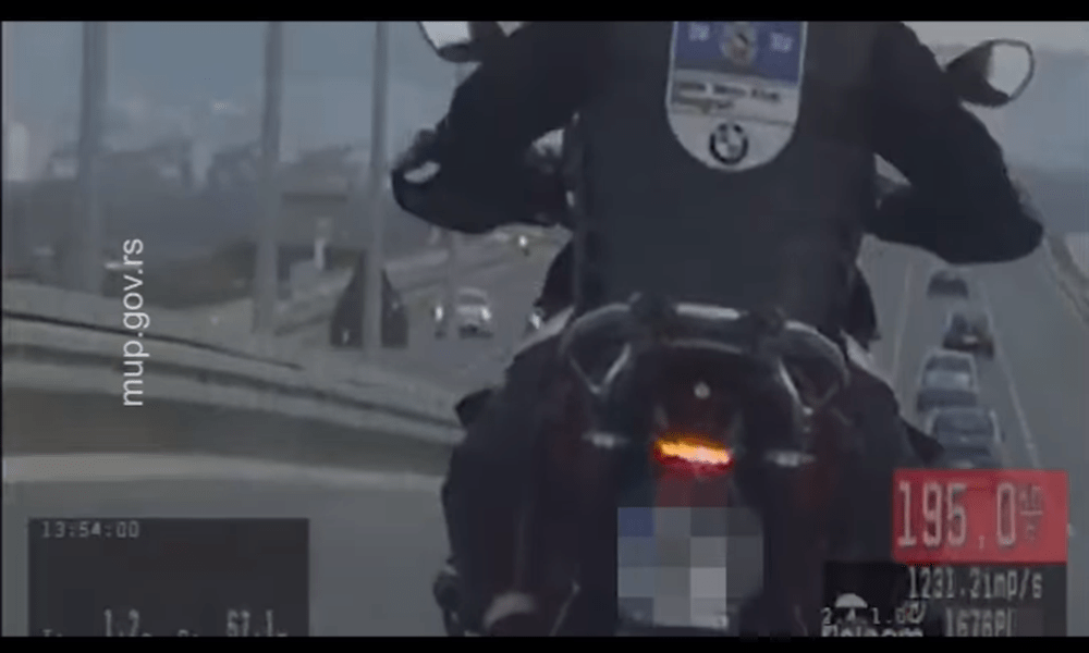 Elfogtak és megbüntettek egy kétszázzal száguldó motorost (Videó)