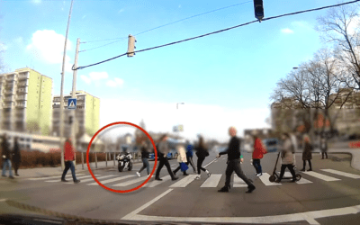 Úgy ment át a gyalogosok közt a zebrán egy motoros, mintha ott sem lennének (Videó)