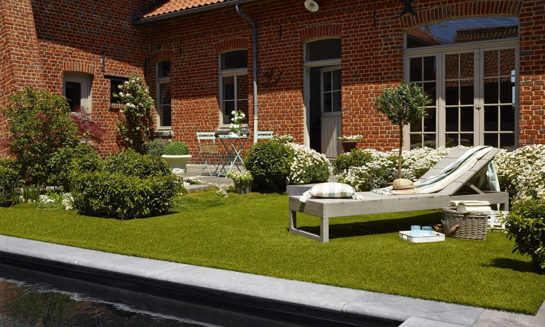 Vége az évszakokkal való hadakozásnak! A műfűvel egész évben szép lesz a kert!