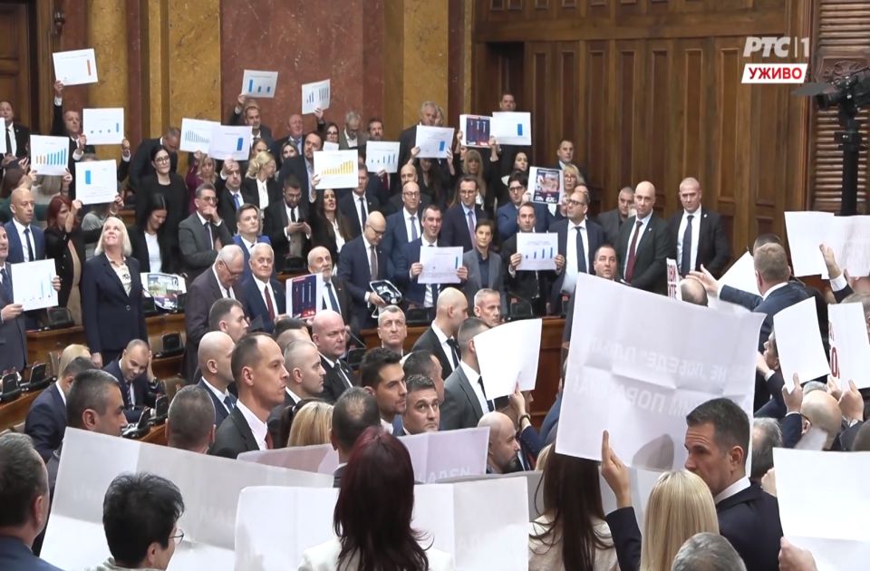 Feszültség a Szerb Parlament alakuló ülésén