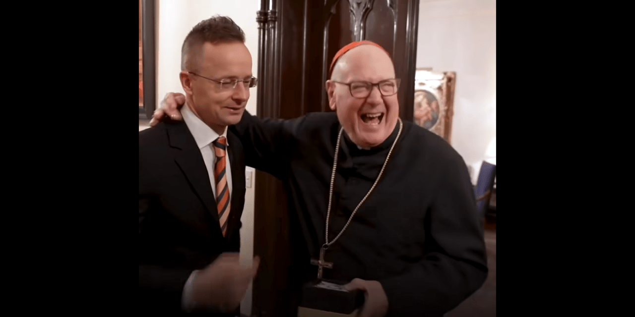 Szijjártó Péter jókat nevetgélt a pedofilbotrányban érintett bíborossal (Videóval)