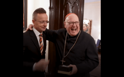 Szijjártó Péter jókat nevetgélt a pedofilbotrányban érintett bíborossal (Videóval)