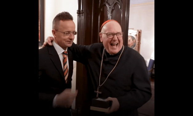 Szijjártó Péter jókat nevetgélt a pedofilbotrányban érintett bíborossal (Videóval)