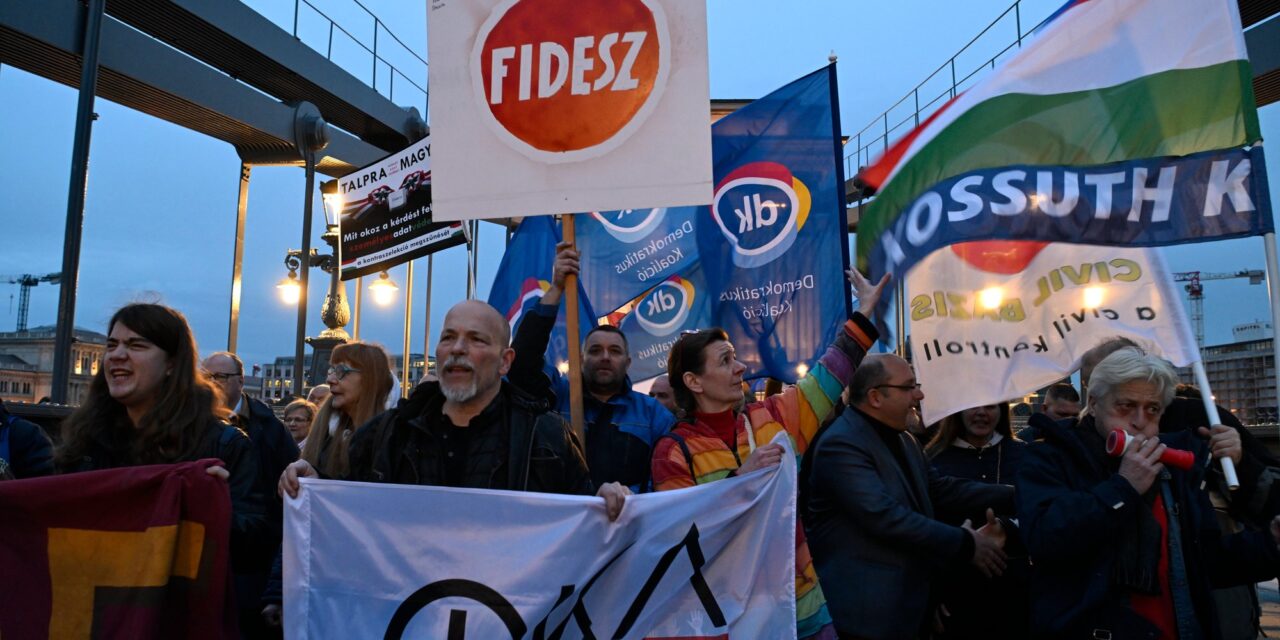 Novák Katalin lemondását és Varga Judit közéletből való távozását követelték