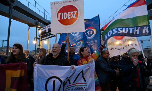 Novák Katalin lemondását és Varga Judit közéletből való távozását követelték