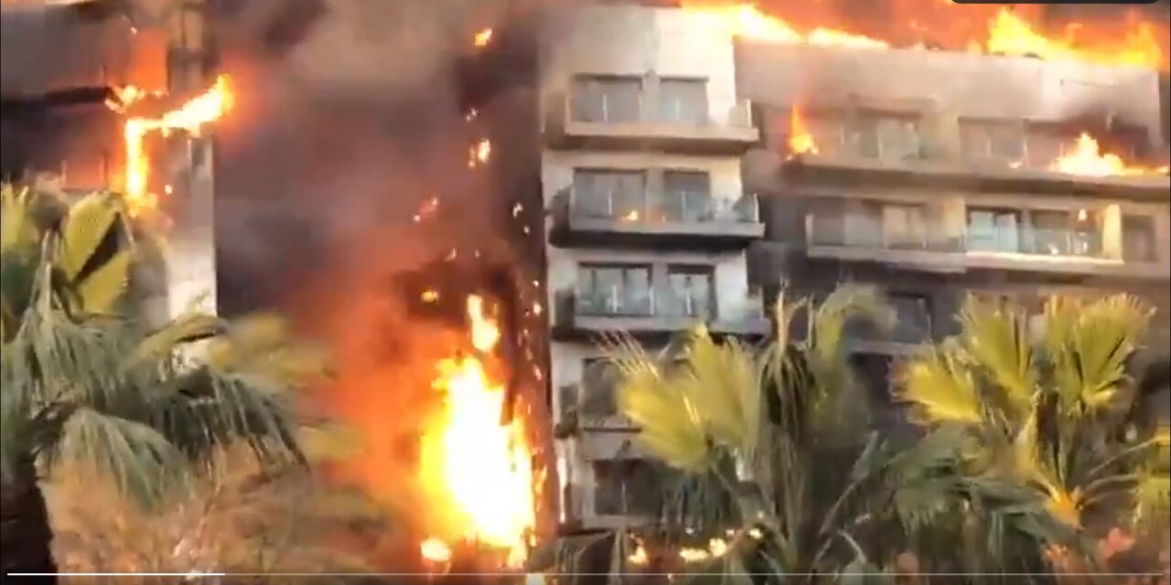 Lakótömbök égnek Spanyolországban, többen meghaltak