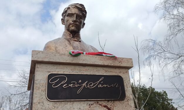 Felavatták Petőfi szobrát Királyhalmán