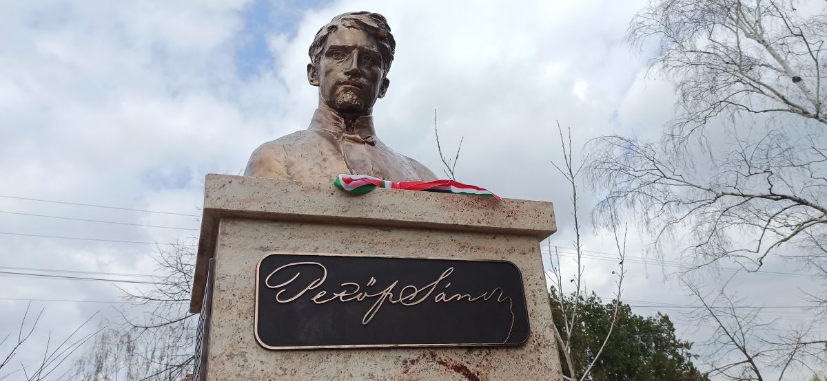 Felavatták Petőfi szobrát Királyhalmán