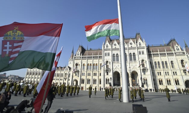 <span class="entry-title-primary">Folynak az ünnepi programok Budapesten</span> <span class="entry-subtitle">Magyar Péterre figyelnek legtöbben – Helyszíni tudósítónktól</span>