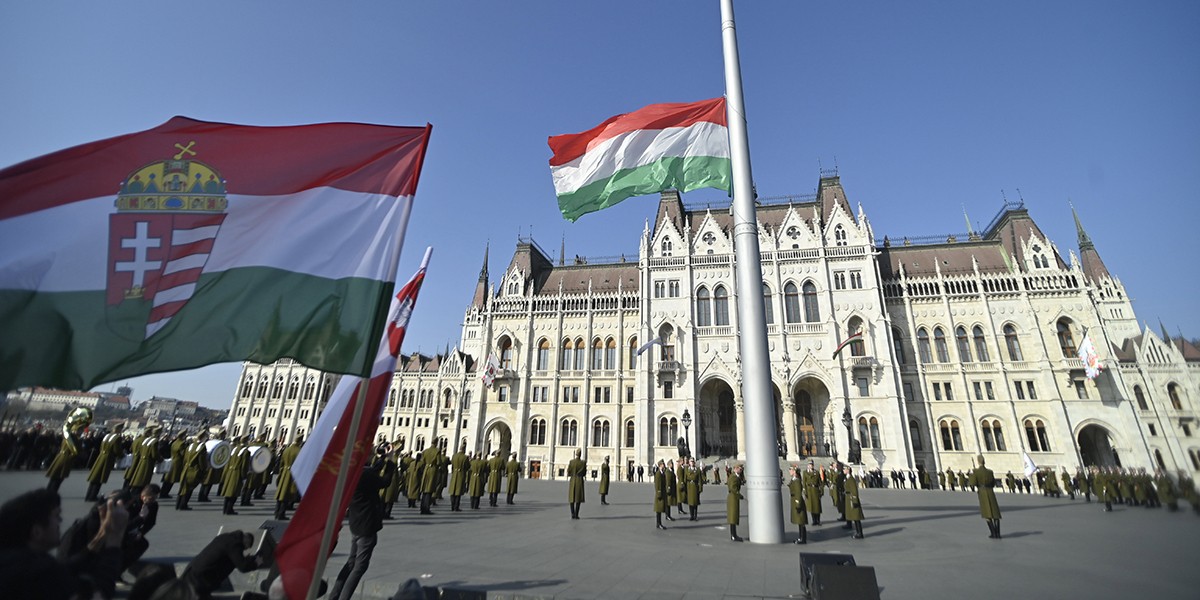 <span class="entry-title-primary">Folynak az ünnepi programok Budapesten</span> <span class="entry-subtitle">Magyar Péterre figyelnek legtöbben – Helyszíni tudósítónktól</span>