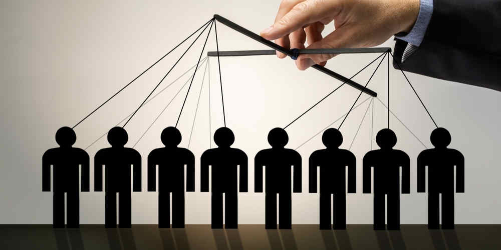 <span class="entry-title-primary">Ábrándozás erőskezű vezetőről – és diktatúra a valóságban</span> <span class="entry-subtitle">Timothy Snyder történész figyelmeztetése a világ jóakaratú embereihez</span>