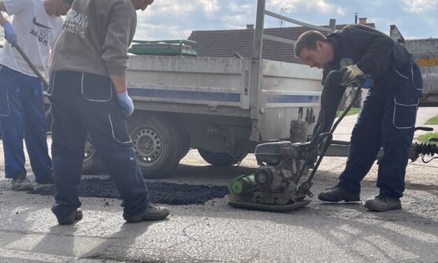 Útjavítókat vadásztunk – betömték a kátyúkat Szabadkán a Bajai úton