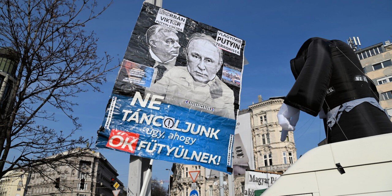 <span class="entry-title-primary">Talpra, magyarok: zászlóbontás mémekkel</span> <span class="entry-subtitle">Magyar Péterre ezrek voltak kíváncsiak, a Kutyapárt hídfoglalására pár tucatnyian – Munkatársunk az ellenzéki rendezvényeken</span>