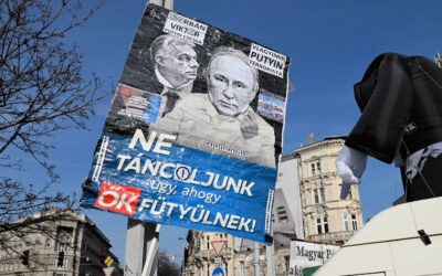 Talpra, magyarok: zászlóbontás mémekkel Magyar Péterre ezrek voltak kíváncsiak, a Kutyapárt hídfoglalására pár tucatnyian – Munkatársunk az ellenzéki rendezvényeken