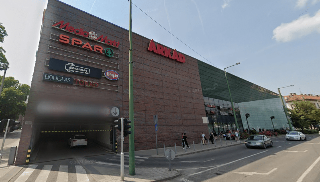 Távirányítót klónozó tolvajok törik fel az autókat a szegedi Árkád parkolójában