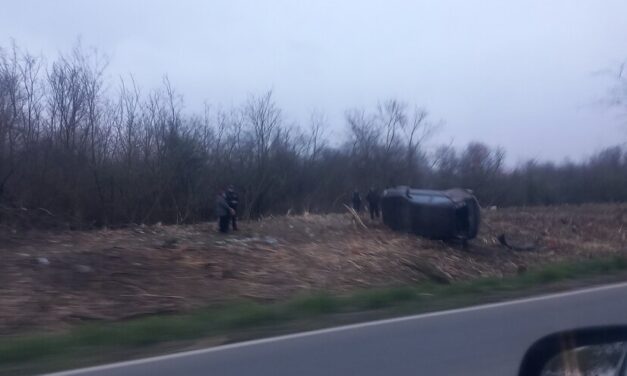 Zombor és Apatin között is felborult egy autó