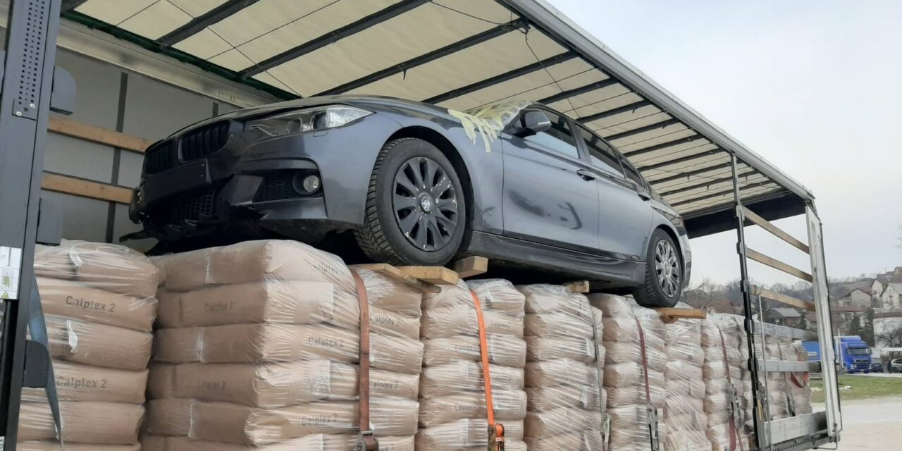 Az autók mágnesként vonzzák a csempészeket (Fotók)