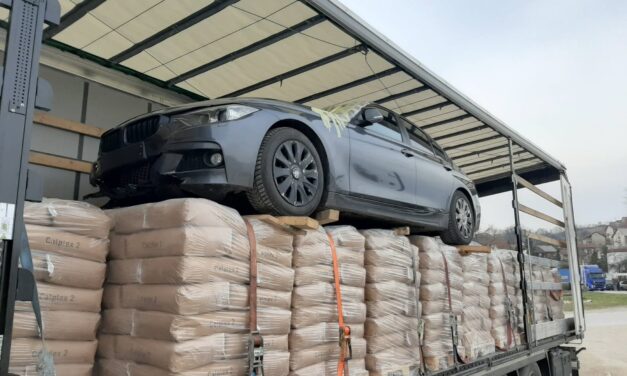 Az autók mágnesként vonzzák a csempészeket (Fotók)