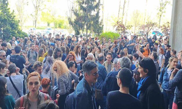 <span class="entry-title-primary">Az autonómia és a szólásszabadság állapota: akut kóma</span> <span class="entry-subtitle">Továbbra is blokád alatt a bölcsészkar Újvidéken – Hétfőn újabb rendezvény a rektorátus előtt</span>