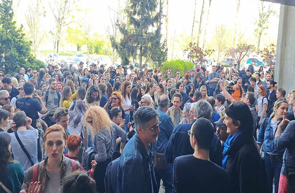 <span class="entry-title-primary">Az autonómia és a szólásszabadság állapota: akut kóma</span> <span class="entry-subtitle">Továbbra is blokád alatt a bölcsészkar Újvidéken – Hétfőn újabb rendezvény a rektorátus előtt</span>