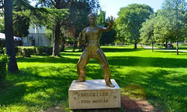 Darabokban került elő Bruce Lee szobra