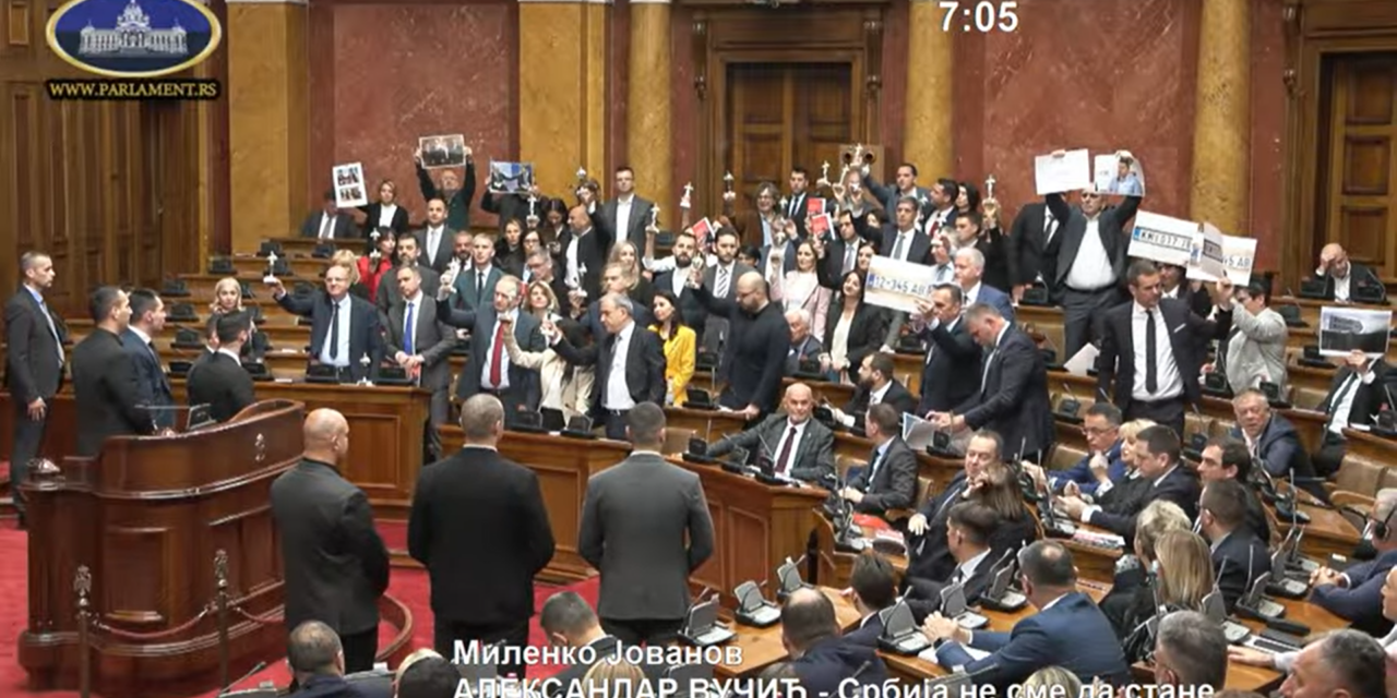 Akcióban a biztonsági őrök a szerb parlamentben