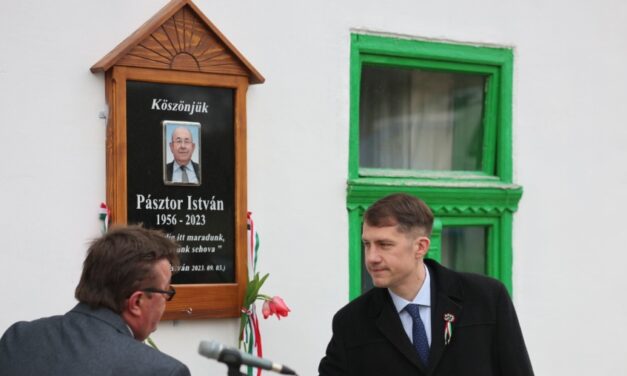 Emléktábla Pásztor István tiszteletére