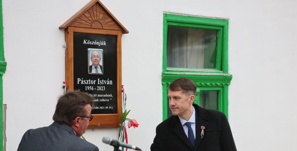 Emléktábla Pásztor István tiszteletére