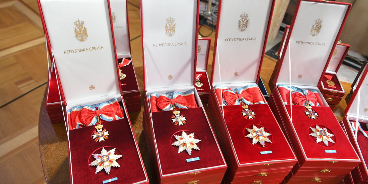 Negyvenháromezer érdemrendet loptak el egy kormányépületből