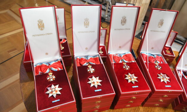 Negyvenháromezer érdemrendet loptak el egy kormányépületből