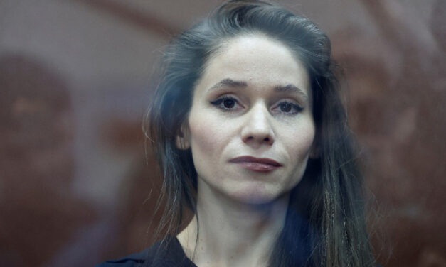 Bebörtönözték a Navalnij-perekről tudósító orosz újságírónőt