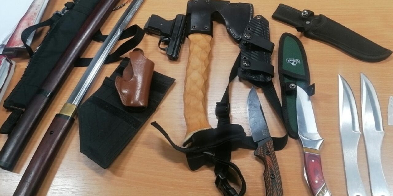 Hidegfegyverekkel teli autóval akart belépni az országba egy külföldi férfi (Fotók)