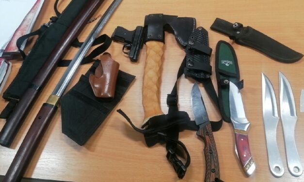 Hidegfegyverekkel teli autóval akart belépni az országba egy külföldi férfi (Fotók)