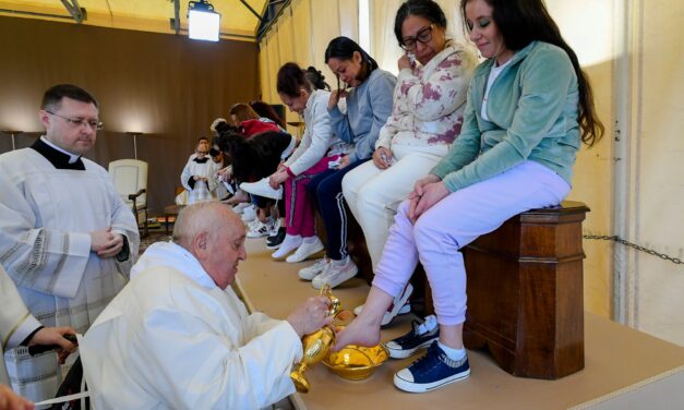 Ferenc pápa tizenkét női rabnak mosta meg a lábát