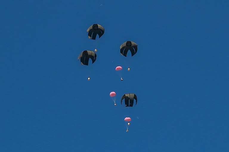 Több embert agyonütött a Gázai övezetben ledobott amerikai légisegély