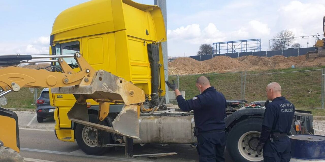 Több mint 42 kilogramm kábítószert akart átcsempészni az országon egy kamionsofőr (Fotók+Videó)