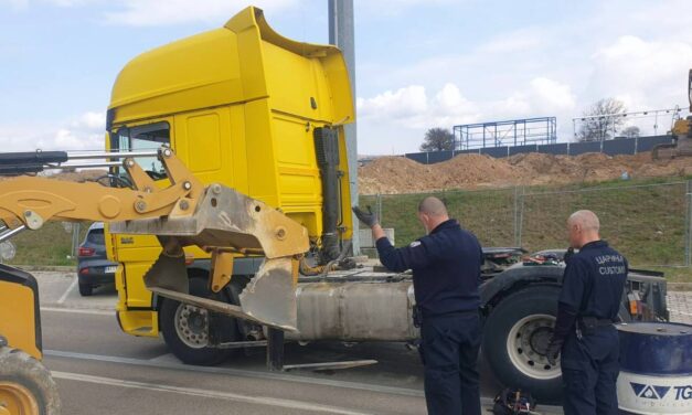 Több mint 42 kilogramm kábítószert akart átcsempészni az országon egy kamionsofőr (Fotók+Videó)