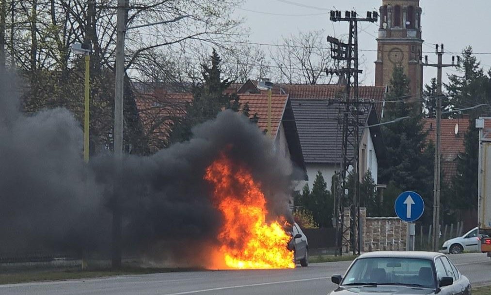 Kigyulladt egy autó Kelebia központjában