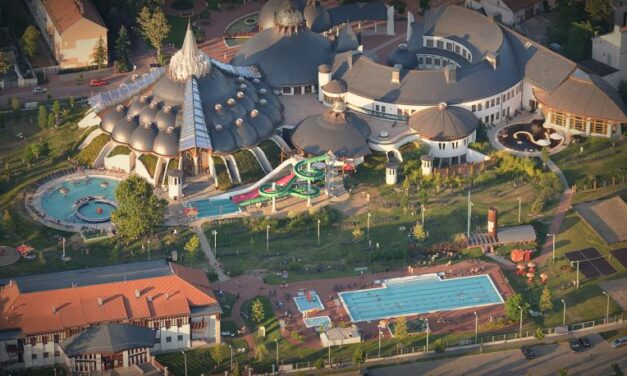 Fizetős lehet a parkolás a makói Hagymatikumnál a turisták számára