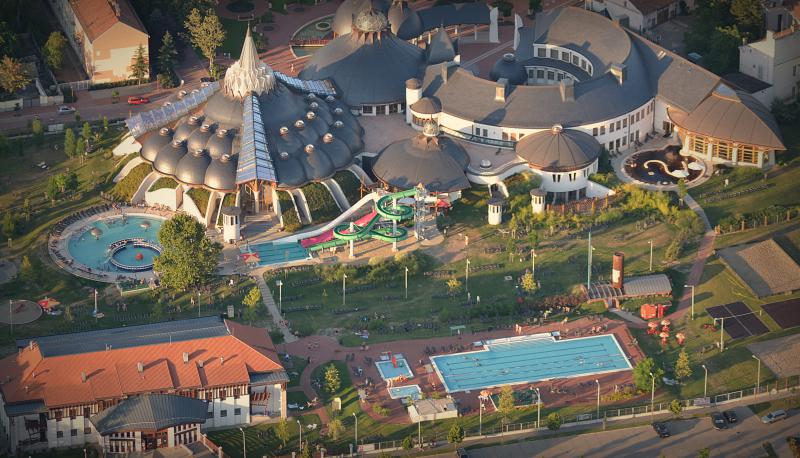 Fizetős lehet a parkolás a makói Hagymatikumnál a turisták számára