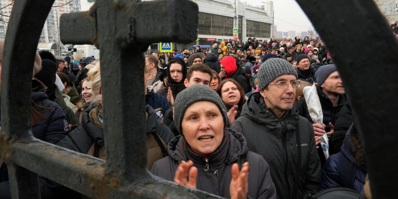 Többeket őrizetbe vettek Navalnij temetésén