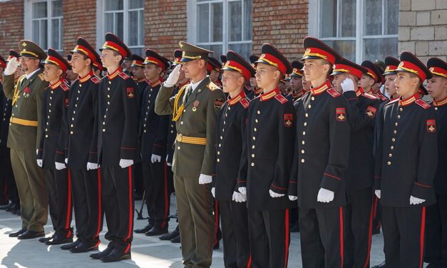 Az orosz középiskolásoknak már azt tanítják, hogy Ukrajna és a NATO akarta megtámadni Oroszországot