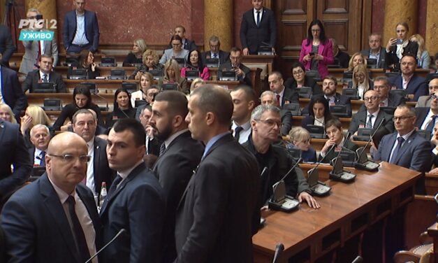 Pattanásig feszült a hangulat a parlamentben