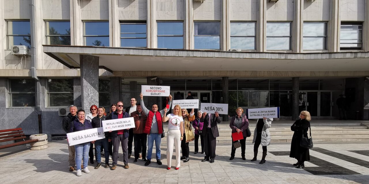 Kifütyülték és piros lapot mutattak a szabadkai bírónőnek (Videóval)