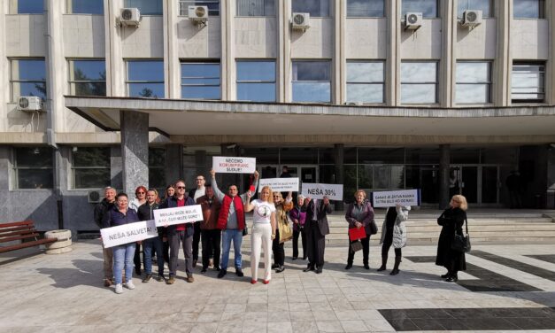 Kifütyülték és piros lapot mutattak a szabadkai bírónőnek (Videóval)